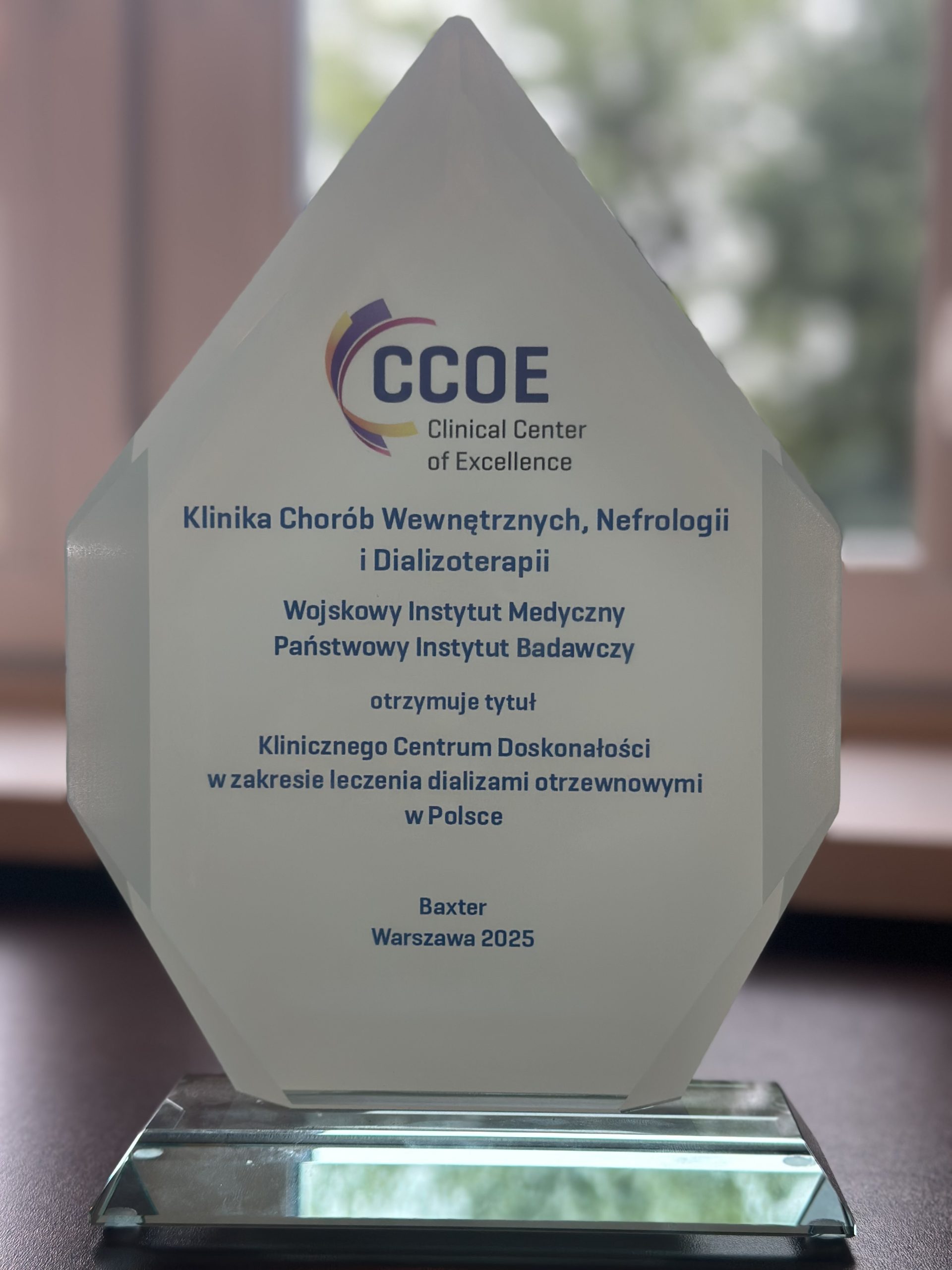 Statuetka od firmy Baxter. Przyznanie tytutułu Klinicznego Centrum Doskonałosci w zakresie leczenia dializami otrzewnownymi w Polsce dla Kliniki Chorób Wewnętrznych, Nefrologii i Dializoterapii WIM-PIB