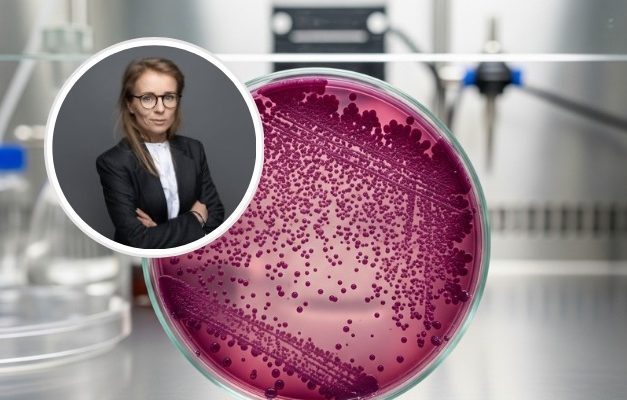 Zdjęcie Anny Olczak na tle szalki laboratoryjnej pokrytej bakteriami i laboratorium.