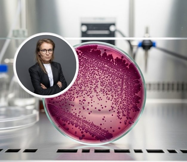 Zdjęcie Anny Olczak na tle szalki laboratoryjnej pokrytej bakteriami i laboratorium.