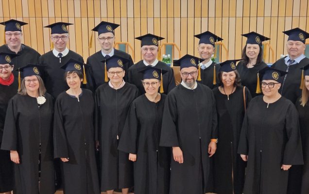 Zdjęcie grupowe studentów w togach.