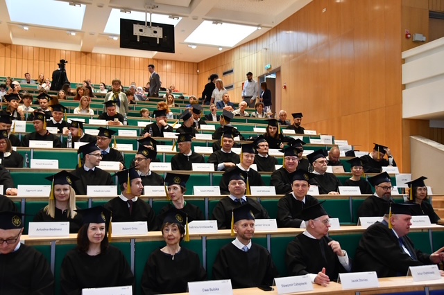 Studenci na sali ubrani w togi.