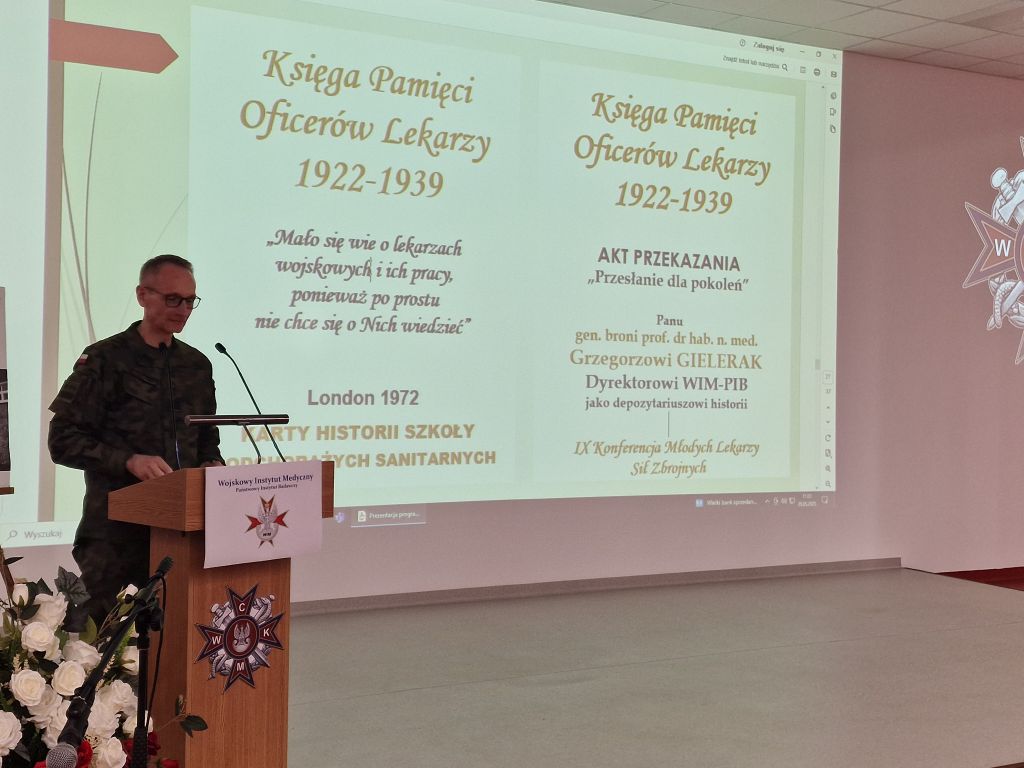 Dyrektor WIM-PIB przemawia podczas konferencji.
