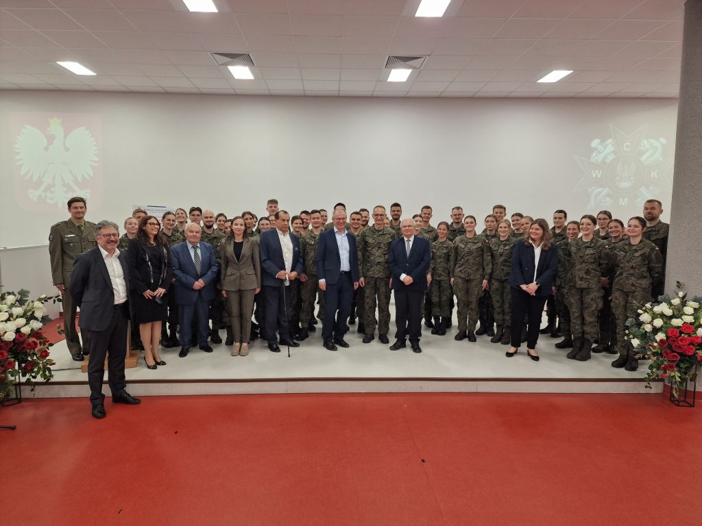 Zdjęcie grupowe uczestników konferencji młodych lekarzy.