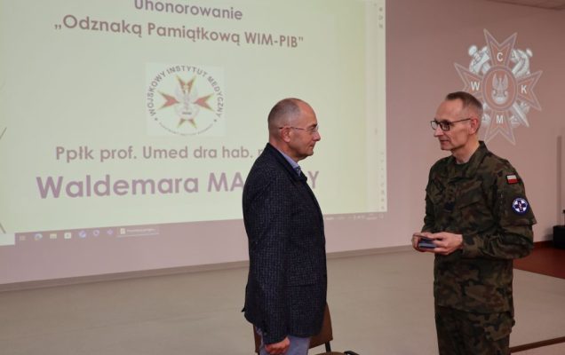 Dyrektor WIM-PIB podczas konferencji wręcza odznakę prof. Waldemarowi Machale.