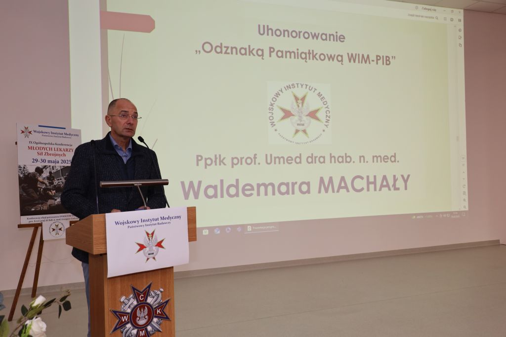 Prof. Waldemar Machała przy mównicy.