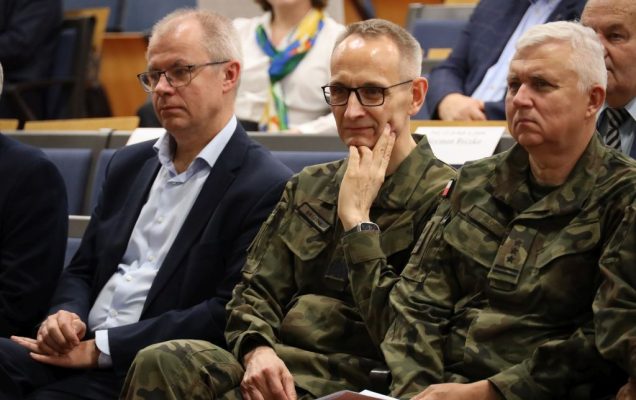 Dyrektor WIM-PIB w mundurze wojskowym słucha wykładu.