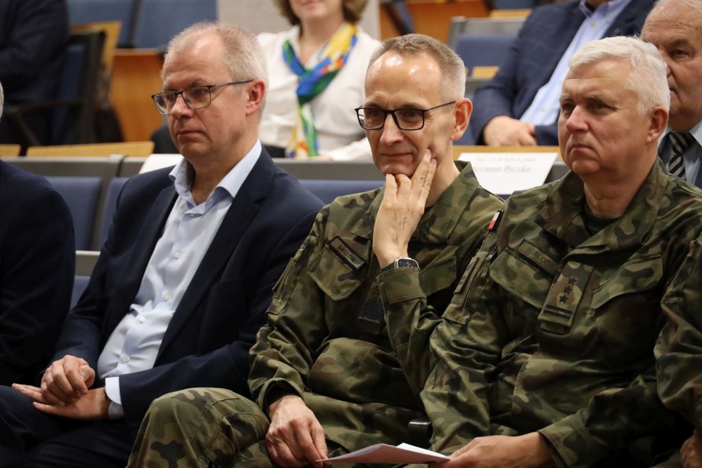 Dyrektor WIM-PIB w mundurze wojskowym słucha wykładu.