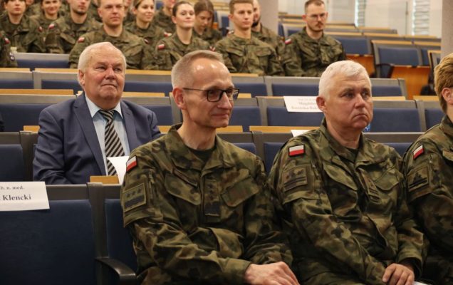 Dyrektor WIM-PIB w mundurze wojskowym słucha wykładu.