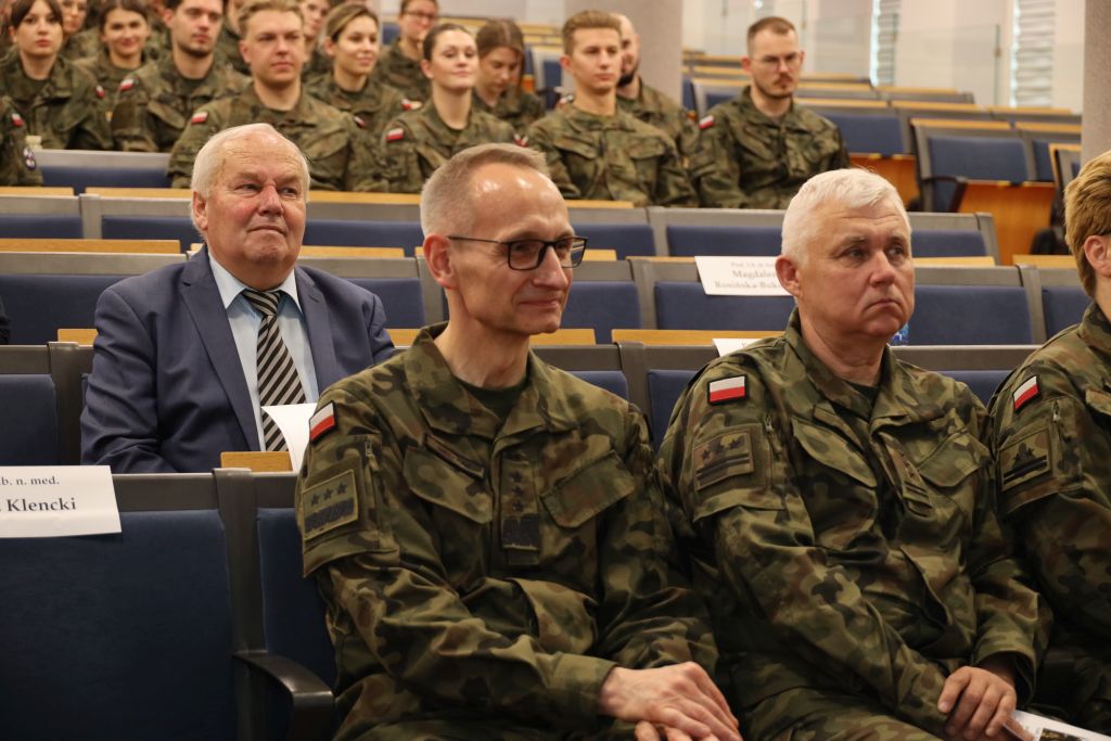 Dyrektor WIM-PIB w mundurze wojskowym słucha wykładu.