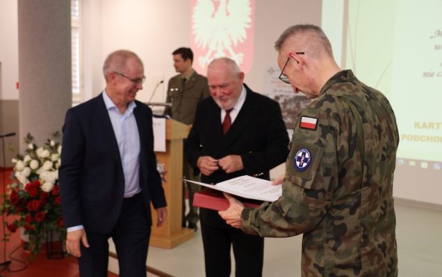 Dyrektor WIM-PIB wręcza odznaczenia.