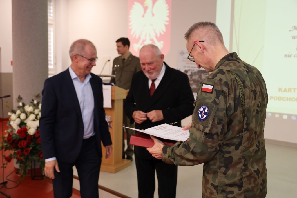 Dyrektor WIM-PIB wręcza odznaczenia.