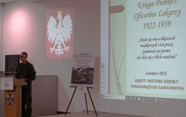 Dyrektor WIM-PIB w mundurze wojskowym przy mównicy.