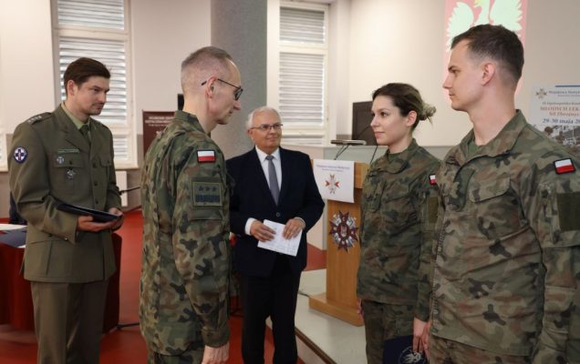 Dyrektor WIM-PIB w mundurze wojskowym wręcza wyróżnienia lekarzom wojskowym,