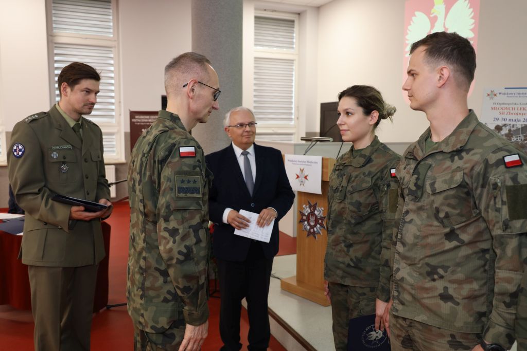 Dyrektor WIM-PIB w mundurze wojskowym wręcza wyróżnienia lekarzom wojskowym,