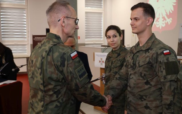 Dyrektor WIM-PIB w mundurze wojskowym wręcza wyróżnienia lekarzom wojskowym,
