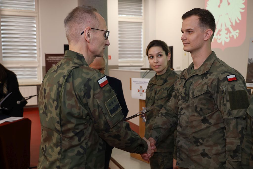 Dyrektor WIM-PIB w mundurze wojskowym wręcza wyróżnienia lekarzom wojskowym,