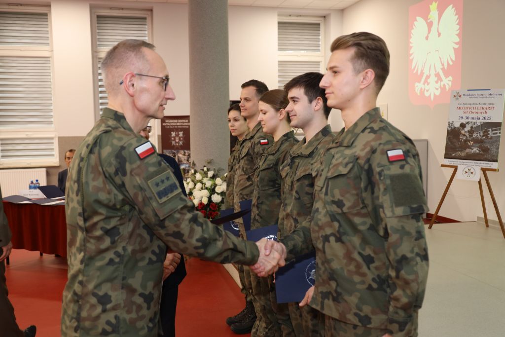 Dyrektor WIM-PIB w mundurze wojskowym wręcza wyróżnienia lekarzom wojskowym,