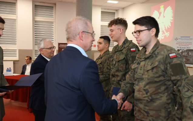 Wręczanie wyróżnień lekarzom wojskowym.