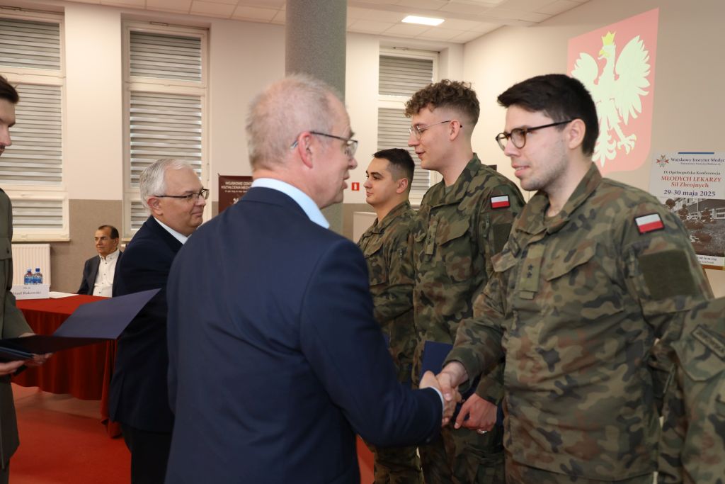 Wręczanie wyróżnień lekarzom wojskowym.