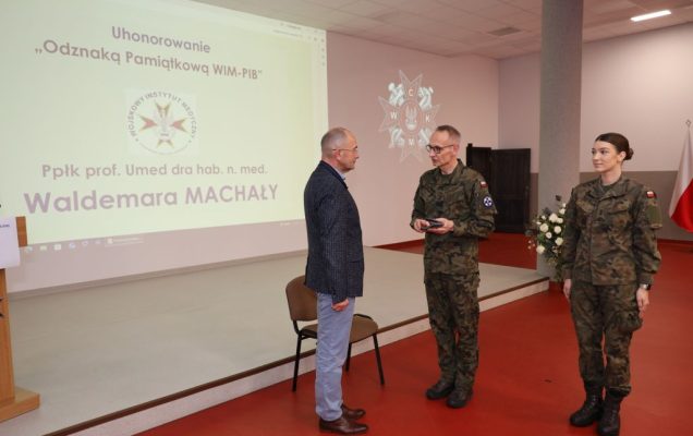 Dyrektor WIM-PIB podczas konferencji wręcza odznakę prof. Waldemarowi Machale.