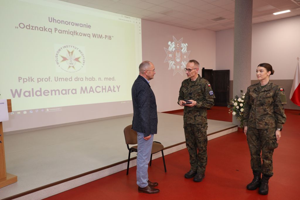 Dyrektor WIM-PIB podczas konferencji wręcza odznakę prof. Waldemarowi Machale.