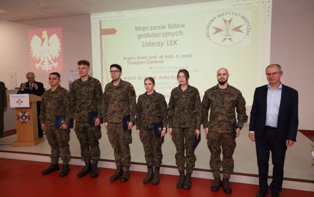 Zdjęcie grupowe młodych lekarzy.