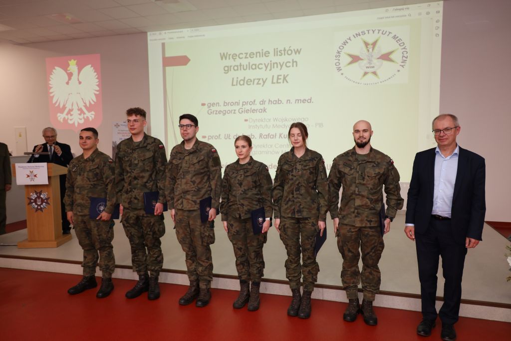 Zdjęcie grupowe młodych lekarzy.