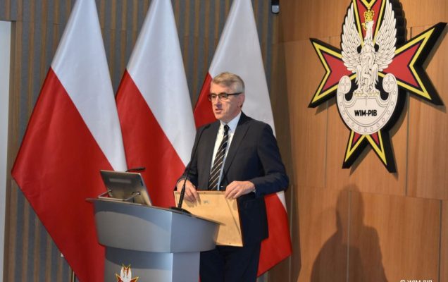 Artur Ostrowski - dyrektor zarządzający i prokurent Synektik S.A. przy mównicy.