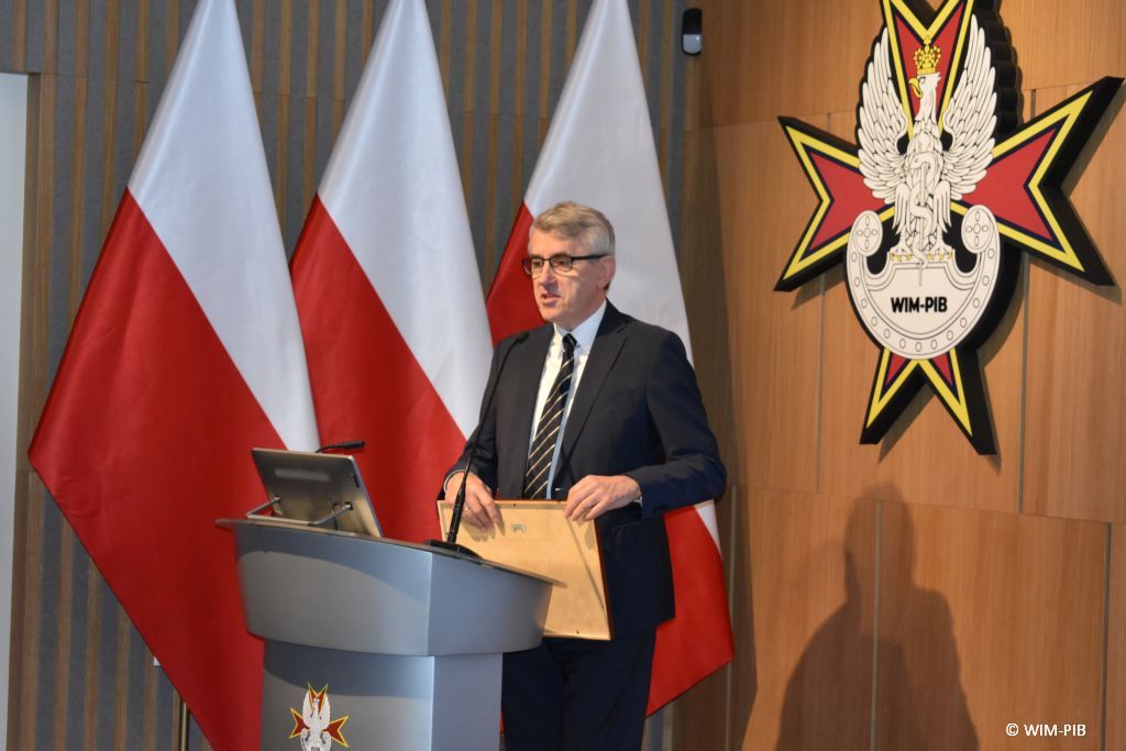 Artur Ostrowski - dyrektor zarządzający i prokurent Synektik S.A. przy mównicy.