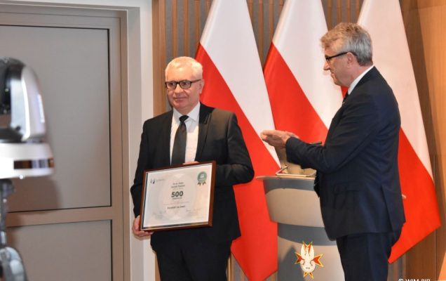 Jacek Doniec z dyplomem, obok Artur Ostrowski.