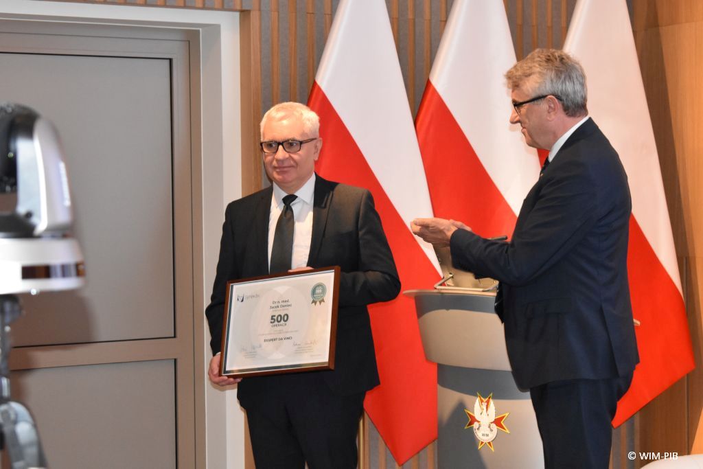 Jacek Doniec z dyplomem, obok Artur Ostrowski.