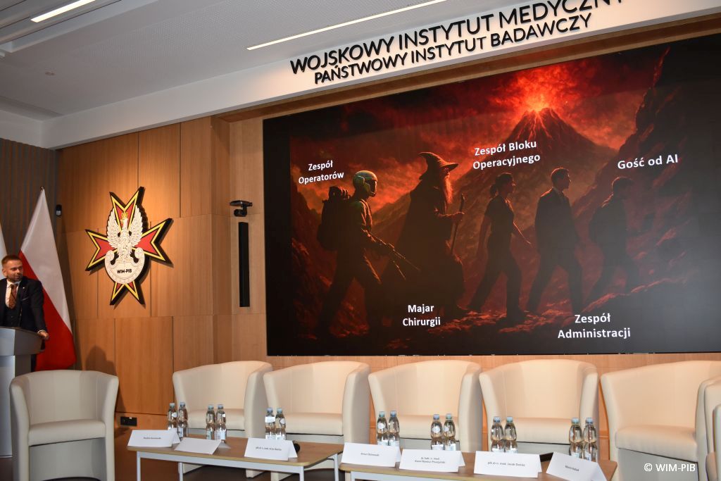 Prezentacja podczas konferencji. Na ekranie slaid z postaciami z Władcy Pierścieni.