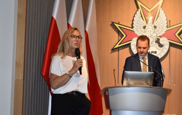 Dr n. med. Aldona Chloupek z mikrofonem w ręku.