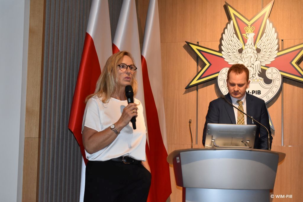 Dr n. med. Aldona Chloupek z mikrofonem w ręku.