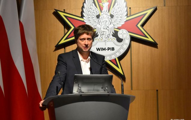 dr hab. n. med. i n. o zdr. Maciej Walędziak - WIM-PIB przy mównicy.