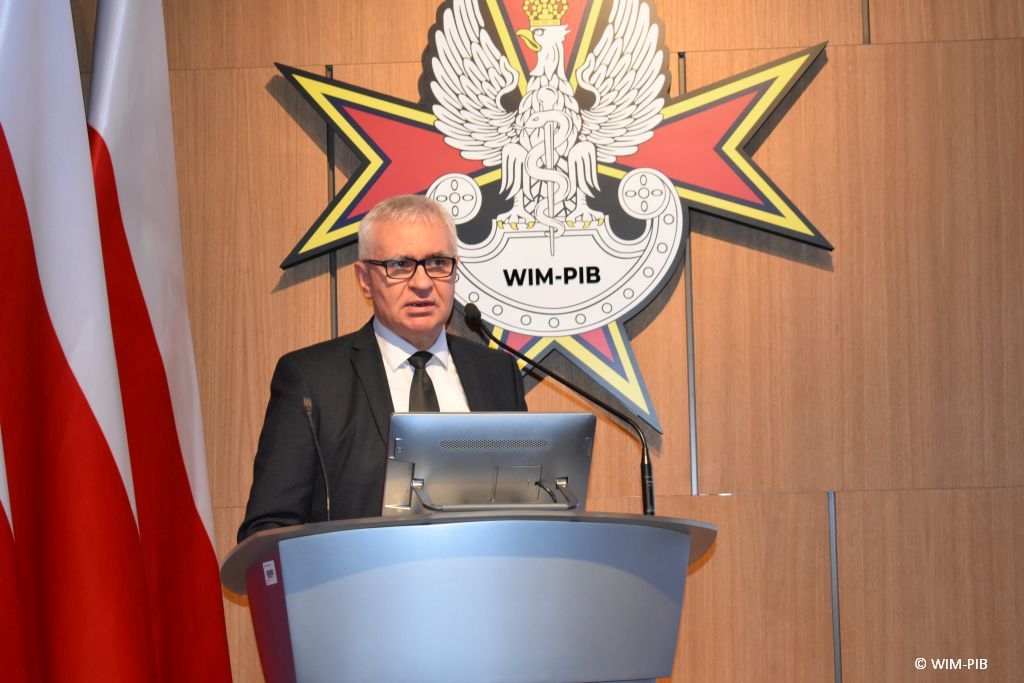Jacek Doniec przy mównicy.