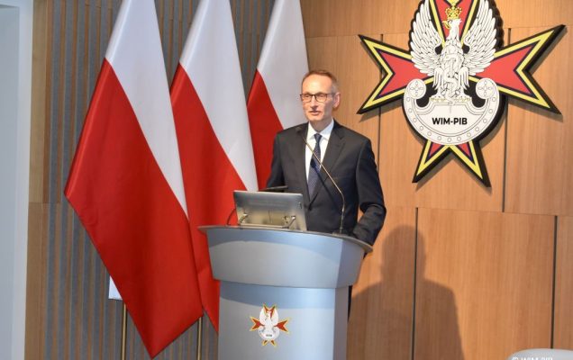 Dyrektor WIM-PIB przy mównicy podczas przemówienia inauguracyjnego.