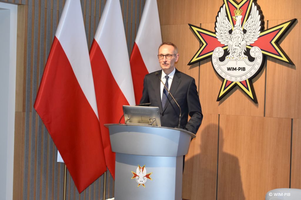 Dyrektor WIM-PIB przy mównicy podczas przemówienia inauguracyjnego.