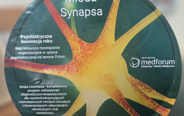 Nagroda Młoda Synapsa. Forma owalna w środku na zielonym tle żółto-pomarańczowy neuron.