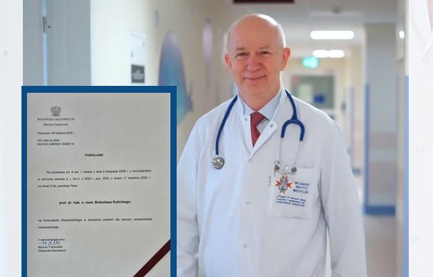 Profesor Klalicki w stroju lekarskim na korytarzu szpitalnym, obok po prawej stronie zdjęcie powołania.