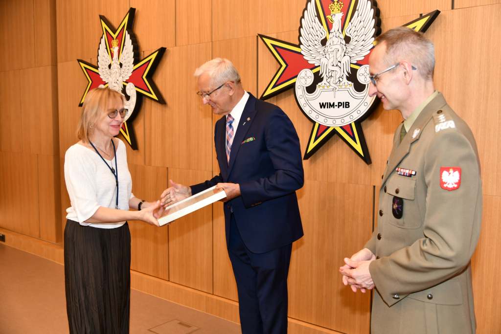 Wojciech Marczyński i Grzegorz Gielerak wręczają dyplom członkini Rady.