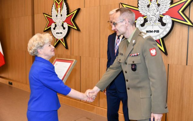 Wojciech Marczyński i Grzegorz Gielerak wręczają dyplom członkini Rady.