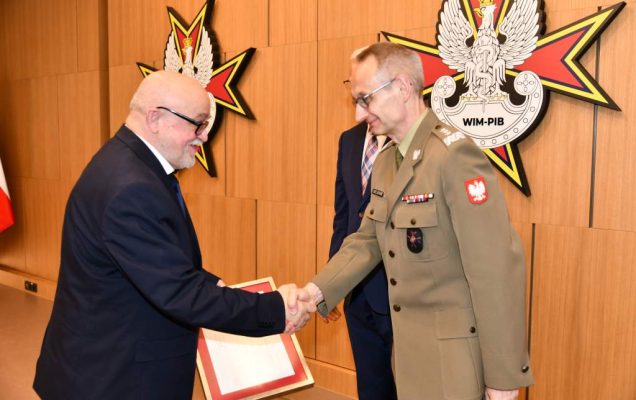 Wojciech Marczyński i Grzegorz Gielerak wręczają dyplom członkowi Rady.