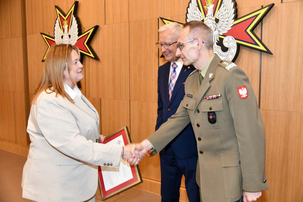 Wojciech Marczyński i Grzegorz Gielerak wręczają dyplom członkini Rady.