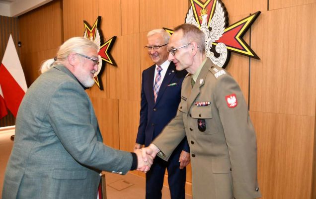 Wojciech Marczyński i Grzegorz Gielerak wręczają dyplom członkowi Rady.