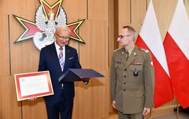 Wojciech Marczyński i Grzegorz Gielerak. Prof Marczyński trzyma w rękach dyplom i nagrodę.
