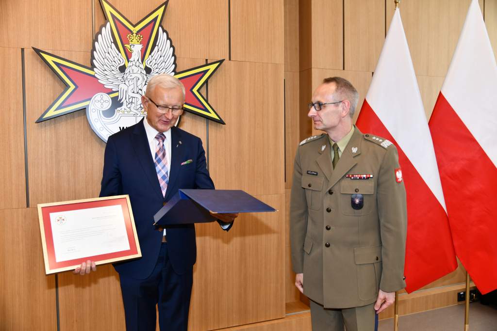 Wojciech Marczyński i Grzegorz Gielerak. Prof Marczyński trzyma w rękach dyplom i nagrodę.