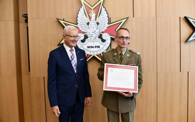 Wojciech Marczyński i Grzegorz Gielerak trzymajacy dyplom w rekach.