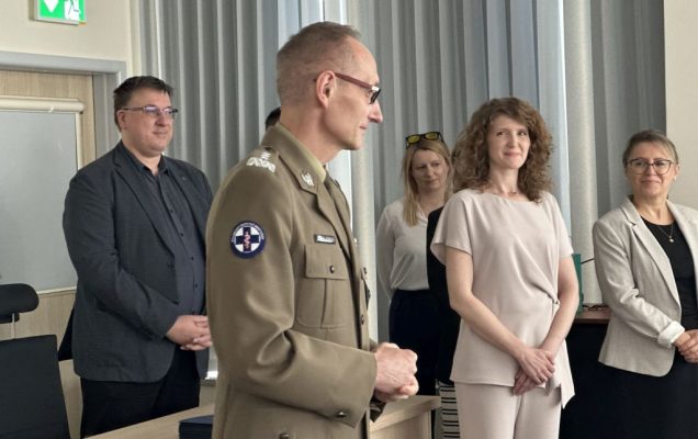 Dyrektor WIM-PIB z pracownikami WIM-PIB podczas Zakończenia IX edycji studiów podyplomowych w WIM-PIB.