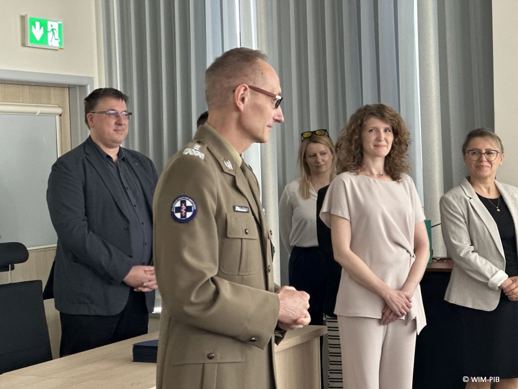 Dyrektor WIM-PIB z pracownikami WIM-PIB podczas Zakończenia IX edycji studiów podyplomowych w WIM-PIB.